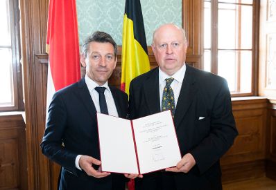 Am 12. Juli 2018 wurden die Urkunden &uuml;ber die Verleihung des Berufstitels Professorin an Brigitte Rosemarie Winkler und des Berufstitels Professor an Stefaan Missinne (r.) &uuml;berreicht. Im Bild mit Sektionschef J&uuml;rgen Meindl (l.).