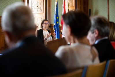 Am 12. Juli 2018 wurden die Urkunden &uuml;ber die Verleihung des Berufstitels Professorin an Brigitte Rosemarie Winkler (im Bild) und des Berufstitels Professor an Stefaan Missinne &uuml;berreicht.