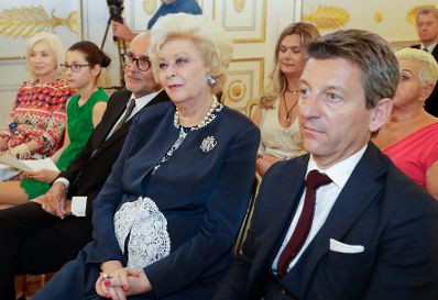Am 21. September 2018 wurde die Urkunde &uuml;ber die Verleihung des Berufstitels Professorin an die Vize-Honorarkonsulin der Republik Senegal Birgit Sarata (l.) &uuml;berreicht. Im Bild mit Sektionschef J&uuml;rgen Meindl (r.).