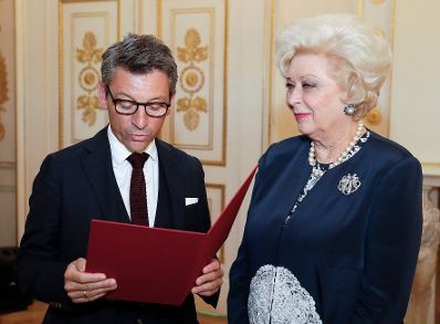 Am 21. September 2018 wurde die Urkunde &uuml;ber die Verleihung des Berufstitels Professorin an die Vize-Honorarkonsulin der Republik Senegal Birgit Sarata (r.) &uuml;berreicht. Im Bild mit Sektionschef J&uuml;rgen Meindl (l.).