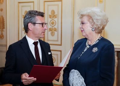 Am 21. September 2018 wurde die Urkunde &uuml;ber die Verleihung des Berufstitels Professorin an die Vize-Honorarkonsulin der Republik Senegal Birgit Sarata (r.) &uuml;berreicht. Im Bild mit Sektionschef J&uuml;rgen Meindl (l.).