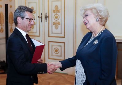 Am 21. September 2018 wurde die Urkunde &uuml;ber die Verleihung des Berufstitels Professorin an die Vize-Honorarkonsulin der Republik Senegal Birgit Sarata (r.) &uuml;berreicht. Im Bild mit Sektionschef J&uuml;rgen Meindl (l.).