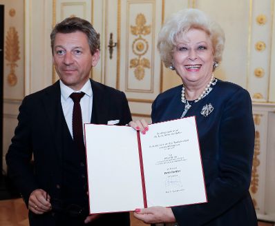 Am 21. September 2018 wurde die Urkunde &uuml;ber die Verleihung des Berufstitels Professorin an die Vize-Honorarkonsulin der Republik Senegal Birgit Sarata (r.) &uuml;berreicht. Im Bild mit Sektionschef J&uuml;rgen Meindl (l.).