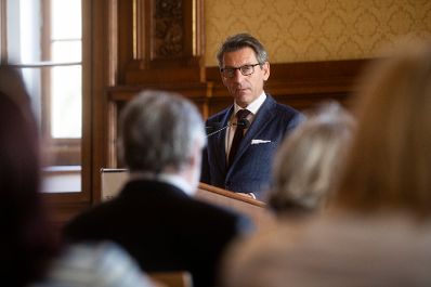 Am 27. September 2018 &uuml;berreichte Sektionschef J&uuml;rgen Meindl (im Bild) das &Ouml;sterreichische Ehrenkreuz f&uuml;r Wissenschaft und Kunst an Kammers&auml;nger Peter Dvorsk&yacute;.