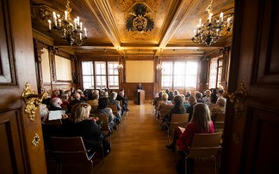 Am 27. September 2018 &uuml;berreichte Sektionschef J&uuml;rgen Meindl das &Ouml;sterreichische Ehrenkreuz f&uuml;r Wissenschaft und Kunst an Kammers&auml;nger Peter Dvorsk&yacute;.