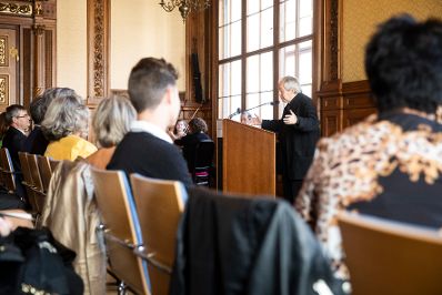 Am 27. September 2018 &uuml;berreichte Sektionschef J&uuml;rgen Meindl das &Ouml;sterreichische Ehrenkreuz f&uuml;r Wissenschaft und Kunst an Kammers&auml;nger Peter Dvorsk&yacute;. Im Bild mit dem Laudator Otto Schenk (r.).