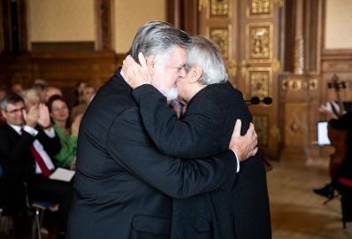 Am 27. September 2018 &uuml;berreichte Sektionschef J&uuml;rgen Meindl das &Ouml;sterreichische Ehrenkreuz f&uuml;r Wissenschaft und Kunst an Kammers&auml;nger Peter Dvorsk&yacute; (l.). Im Bild mit dem Laudator Otto Schenk (r.).