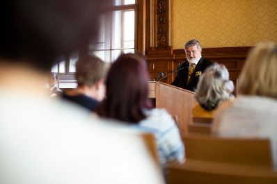 Am 27. September 2018 &uuml;berreichte Sektionschef J&uuml;rgen Meindl das &Ouml;sterreichische Ehrenkreuz f&uuml;r Wissenschaft und Kunst an Kammers&auml;nger Peter Dvorsk&yacute; (im Bild).