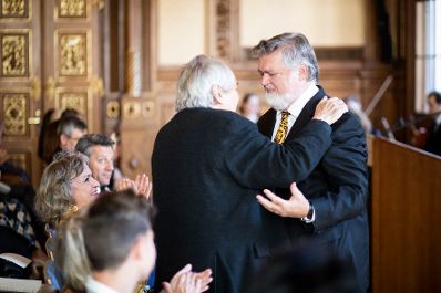Am 27. September 2018 &uuml;berreichte Sektionschef J&uuml;rgen Meindl das &Ouml;sterreichische Ehrenkreuz f&uuml;r Wissenschaft und Kunst an Kammers&auml;nger Peter Dvorsk&yacute; (r.). Im Bild mit dem Laudator Otto Schenk (l.).