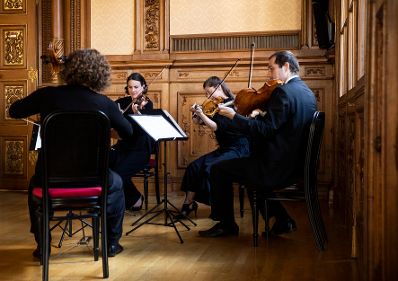 Am 27. September 2018 &uuml;berreichte Sektionschef J&uuml;rgen Meindl das &Ouml;sterreichische Ehrenkreuz f&uuml;r Wissenschaft und Kunst an Kammers&auml;nger Peter Dvorsk&yacute;.