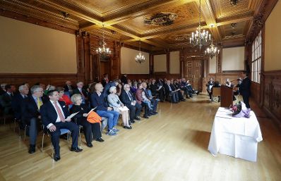 Am 15. Oktober 2018 &uuml;berreichte Sektionschef J&uuml;rgen Meindl (r.) das &Ouml;sterreichische Ehrenkreuz f&uuml;r Wissenschaft und Kunst I. Klasse an B&aacute;lint Andr&aacute;s Varga und den Berufstitel Professor an Anton Gatnar.