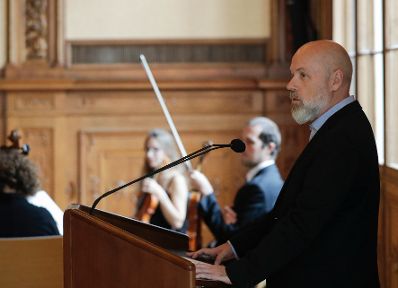 Am 15. Oktober 2018 &uuml;berreichte Sektionschef J&uuml;rgen Meindl das &Ouml;sterreichische Ehrenkreuz f&uuml;r Wissenschaft und Kunst I. Klasse an B&aacute;lint Andr&aacute;s Varga und den Berufstitel Professor an Anton Gatnar. Im Bild mit dem Laudator Eric Marinitsch (r.).