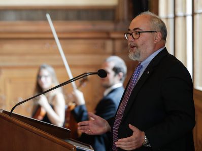 Am 15. Oktober 2018 &uuml;berreichte Sektionschef J&uuml;rgen Meindl das &Ouml;sterreichische Ehrenkreuz f&uuml;r Wissenschaft und Kunst I. Klasse an B&aacute;lint Andr&aacute;s Varga und den Berufstitel Professor an Anton Gatnar. Im Bild mit Laudator Erich Ehn (r.).