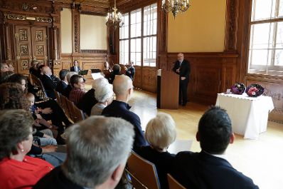 Am 15. Oktober 2018 &uuml;berreichte Sektionschef J&uuml;rgen Meindl das &Ouml;sterreichische Ehrenkreuz f&uuml;r Wissenschaft und Kunst I. Klasse an B&aacute;lint Andr&aacute;s Varga und den Berufstitel Professor an Anton Gatnar. Im Bild mit Laudator Erich Ehn (r.).