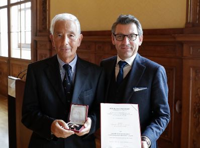 Am 15. Oktober 2018 &uuml;berreichte Sektionschef J&uuml;rgen Meindl (r.) das &Ouml;sterreichische Ehrenkreuz f&uuml;r Wissenschaft und Kunst I. Klasse an B&aacute;lint Andr&aacute;s Varga (l.) und den Berufstitel Professor an Anton Gatnar.