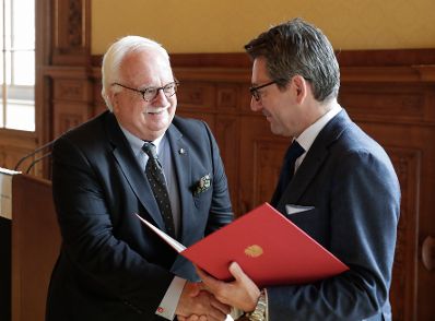 Am 15. Oktober 2018 &uuml;berreichte Sektionschef J&uuml;rgen Meindl (r.) das &Ouml;sterreichische Ehrenkreuz f&uuml;r Wissenschaft und Kunst I. Klasse an B&aacute;lint Andr&aacute;s Varga und den Berufstitel Professor an Anton Gatnar (l.).