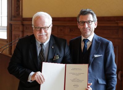 Am 15. Oktober 2018 &uuml;berreichte Sektionschef J&uuml;rgen Meindl (r.) das &Ouml;sterreichische Ehrenkreuz f&uuml;r Wissenschaft und Kunst I. Klasse an B&aacute;lint Andr&aacute;s Varga und den Berufstitel Professor an Anton Gatnar (l.).