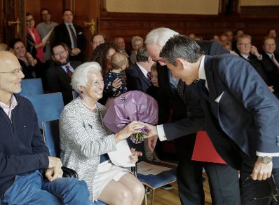Am 15. Oktober 2018 &uuml;berreichte Sektionschef J&uuml;rgen Meindl (r.) das &Ouml;sterreichische Ehrenkreuz f&uuml;r Wissenschaft und Kunst I. Klasse an B&aacute;lint Andr&aacute;s Varga und den Berufstitel Professor an Anton Gatnar (2.v.r.).