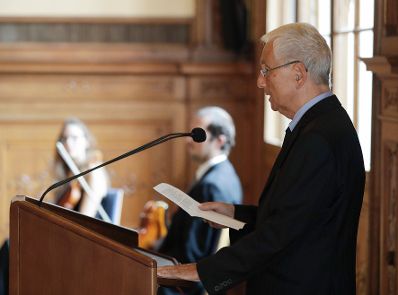 Am 15. Oktober 2018 &uuml;berreichte Sektionschef J&uuml;rgen Meindl das &Ouml;sterreichische Ehrenkreuz f&uuml;r Wissenschaft und Kunst I. Klasse an B&aacute;lint Andr&aacute;s Varga (im Bild) und den Berufstitel Professor an Anton Gatnar.