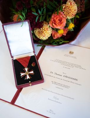 Am 22. Oktober 2018 &uuml;berreichte Sektionschef J&uuml;rgen Meindl das &Ouml;sterreichische Ehrenkreuz f&uuml;r Wissenschaft und Kunst an Thomas D&auml;nemark.