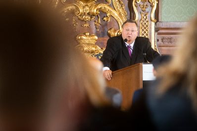 Am 22. Oktober 2018 &uuml;berreichte Reinhold Hohengartner (im Bild) das &Ouml;sterreichische Ehrenkreuz f&uuml;r Wissenschaft und Kunst an Hubert Waldner.