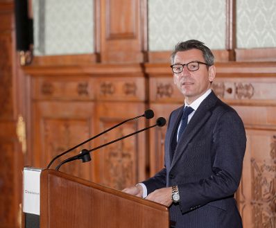 Am 23. Oktober 2018 wurden die Urkunden &uuml;ber die Verleihung des Berufstitels Professorin an Mechthild Bartolomey und des Berufstitels Professor an Walter Kob&eacute;ra &uuml;berreicht. Im Bild Sektionschef J&uuml;rgen Meindl.