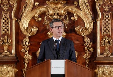 Am 23. Oktober 2018 wurden die Urkunden &uuml;ber die Verleihung des Berufstitels Professorin an Mechthild Bartolomey und des Berufstitels Professor an Walter Kob&eacute;ra &uuml;berreicht. Im Bild Sektionschef J&uuml;rgen Meindl.