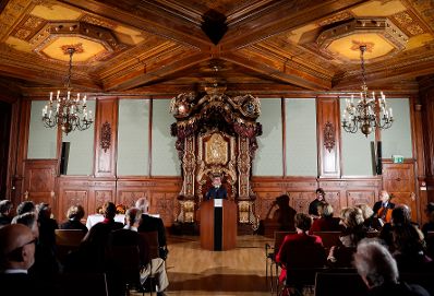 Am 23. Oktober 2018 wurden die Urkunden &uuml;ber die Verleihung des Berufstitels Professorin an Mechthild Bartolomey und des Berufstitels Professor an Walter Kob&eacute;ra &uuml;berreicht. Im Bild Sektionschef J&uuml;rgen Meindl.