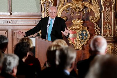 Am 23. Oktober 2018 wurden die Urkunden &uuml;ber die Verleihung des Berufstitels Professorin an Mechthild Bartolomey und des Berufstitels Professor an Walter Kob&eacute;ra &uuml;berreicht. Im Bild Laudator Claus Raidl.