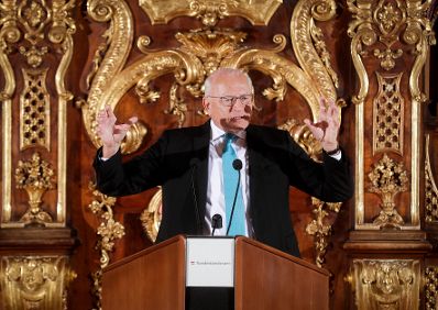 Am 23. Oktober 2018 wurden die Urkunden &uuml;ber die Verleihung des Berufstitels Professorin an Mechthild Bartolomey und des Berufstitels Professor an Walter Kob&eacute;ra &uuml;berreicht. Im Bild Laudator Claus Raidl.