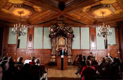 Am 23. Oktober 2018 wurden die Urkunden &uuml;ber die Verleihung des Berufstitels Professorin an Mechthild Bartolomey und des Berufstitels Professor an Walter Kob&eacute;ra &uuml;berreicht. Im Bild Laudator Claus Raidl.