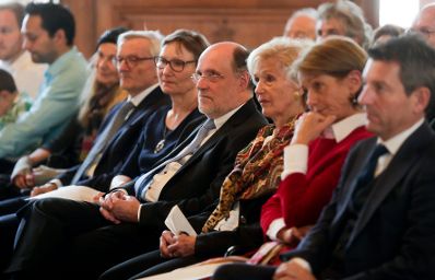 Am 23. Oktober 2018 wurden die Urkunden &uuml;ber die Verleihung des Berufstitels Professorin an Mechthild Bartolomey und des Berufstitels Professor an Walter Kob&eacute;ra &uuml;berreicht.