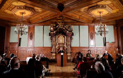 Am 23. Oktober 2018 wurden die Urkunden &uuml;ber die Verleihung des Berufstitels Professorin an Mechthild Bartolomey und des Berufstitels Professor an Walter Kob&eacute;ra &uuml;berreicht. Im Bild Laudatorin Heide Tenner.