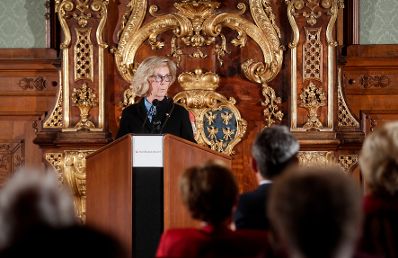 Am 23. Oktober 2018 wurden die Urkunden &uuml;ber die Verleihung des Berufstitels Professorin an Mechthild Bartolomey und des Berufstitels Professor an Walter Kob&eacute;ra &uuml;berreicht. Im Bild Laudatorin Heide Tenner.