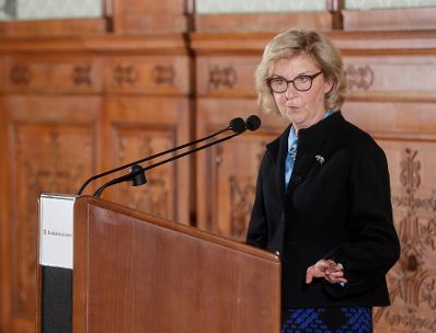 Am 23. Oktober 2018 wurden die Urkunden &uuml;ber die Verleihung des Berufstitels Professorin an Mechthild Bartolomey und des Berufstitels Professor an Walter Kob&eacute;ra &uuml;berreicht. Im Bild Laudatorin Heide Tenner.