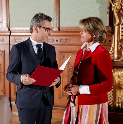 Am 23. Oktober 2018 wurden die Urkunden &uuml;ber die Verleihung des Berufstitels Professorin an Mechthild Bartolomey (r.) und des Berufstitels Professor an Walter Kob&eacute;ra &uuml;berreicht. Im Bild mit Sektionschef J&uuml;rgen Meindl (l.).