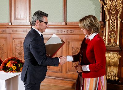 Am 23. Oktober 2018 wurden die Urkunden &uuml;ber die Verleihung des Berufstitels Professorin an Mechthild Bartolomey (r.) und des Berufstitels Professor an Walter Kob&eacute;ra &uuml;berreicht. Im Bild mit Sektionschef J&uuml;rgen Meindl (l.).