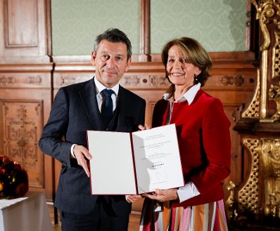 Am 23. Oktober 2018 wurden die Urkunden &uuml;ber die Verleihung des Berufstitels Professorin an Mechthild Bartolomey (r.) und des Berufstitels Professor an Walter Kob&eacute;ra &uuml;berreicht. Im Bild mit Sektionschef J&uuml;rgen Meindl (l.).