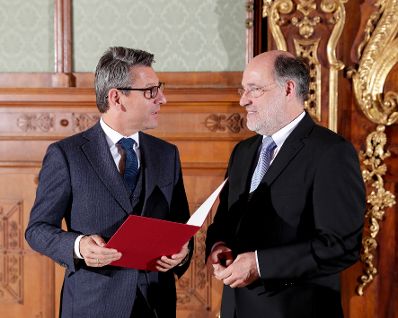 Am 23. Oktober 2018 wurden die Urkunden &uuml;ber die Verleihung des Berufstitels Professorin an Mechthild Bartolomey und des Berufstitels Professor an Walter Kob&eacute;ra (r.) &uuml;berreicht. Im Bild mit Sektionschef J&uuml;rgen Meindl (l.).