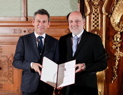 Am 23. Oktober 2018 wurden die Urkunden &uuml;ber die Verleihung des Berufstitels Professorin an Mechthild Bartolomey und des Berufstitels Professor an Walter Kob&eacute;ra (r.) &uuml;berreicht. Im Bild mit Sektionschef J&uuml;rgen Meindl (l.).