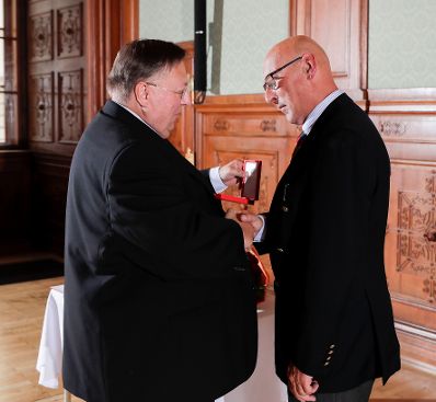 Am 23. Oktober 2018 &uuml;berreichte Ministerialrat Reinhold Hohengartner (l.) das Goldene Ehrenzeichen f&uuml;r Verdienste um die Republik &Ouml;sterreich an Gerhard Hermanky (r.) und Karl Novak.