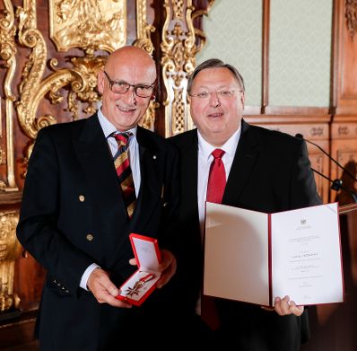 Am 23. Oktober 2018 &uuml;berreichte Ministerialrat Reinhold Hohengartner (r.) das Goldene Ehrenzeichen f&uuml;r Verdienste um die Republik &Ouml;sterreich an Gerhard Hermanky (l.) und Karl Novak.