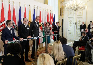 Bundesminister Herbert Kickl, Vizekanzler Heinz-Christian Strache, Bundesminister Heinz Fa&szlig;mann, Staatssekret&auml;rin Karoline Edtstadler und Regierungssprecher Peter Launsky-Tieffenthal (v.l.n.r.) beim Pressefoyer nach dem Ministerrat am 31. Oktober 2018.