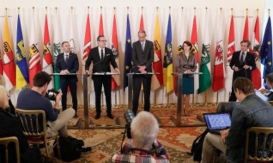 Bundesminister Herbert Kickl, Vizekanzler Heinz-Christian Strache, Bundesminister Heinz Fa&szlig;mann, Staatssekret&auml;rin Karoline Edtstadler und Regierungssprecher Peter Launsky-Tieffenthal (v.l.n.r.) beim Pressefoyer nach dem Ministerrat am 31. Oktober 2018.