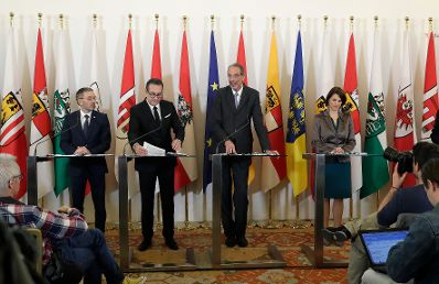 Bundesminister Herbert Kickl, Vizekanzler Heinz-Christian Strache, Bundesminister Heinz Fa&szlig;mann und Staatssekret&auml;rin Karoline Edtstadler (v.l.n.r.) beim Pressefoyer nach dem Ministerrat am 31. Oktober 2018.