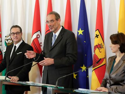 Vizekanzler Heinz-Christian Strache, Bundesminister Heinz Fa&szlig;mann und Staatssekret&auml;rin Karoline Edtstadler (v.l.n.r.) beim Pressefoyer nach dem Ministerrat am 31. Oktober 2018.