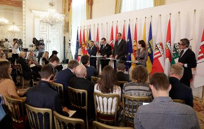 Bundesminister Herbert Kickl, Vizekanzler Heinz-Christian Strache, Bundesminister Heinz Fa&szlig;mann, Staatssekret&auml;rin Karoline Edtstadler und Regierungssprecher Peter Launsky-Tieffenthal (v.l.n.r.) beim Pressefoyer nach dem Ministerrat am 31. Oktober 2018.