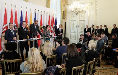 Bundesminister Herbert Kickl, Vizekanzler Heinz-Christian Strache, Bundesminister Heinz Fa&szlig;mann, Staatssekret&auml;rin Karoline Edtstadler und Regierungssprecher Peter Launsky-Tieffenthal (v.l.n.r.) beim Pressefoyer nach dem Ministerrat am 31. Oktober 2018.