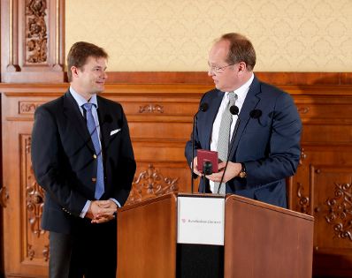 Am 7. November 2018 &uuml;berreichte Christian Kircher (r.) das &Ouml;sterreichische Ehrenkreuz f&uuml;r Wissenschaft und Kunst I. Klasse an Gregor Hatala (l.).