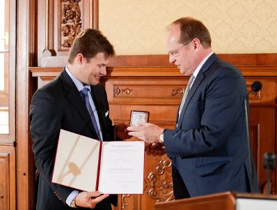 Am 7. November 2018 &uuml;berreichte Christian Kircher (r.) das &Ouml;sterreichische Ehrenkreuz f&uuml;r Wissenschaft und Kunst I. Klasse an Gregor Hatala (l.).